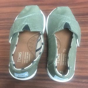 Toms sneakers size 6T